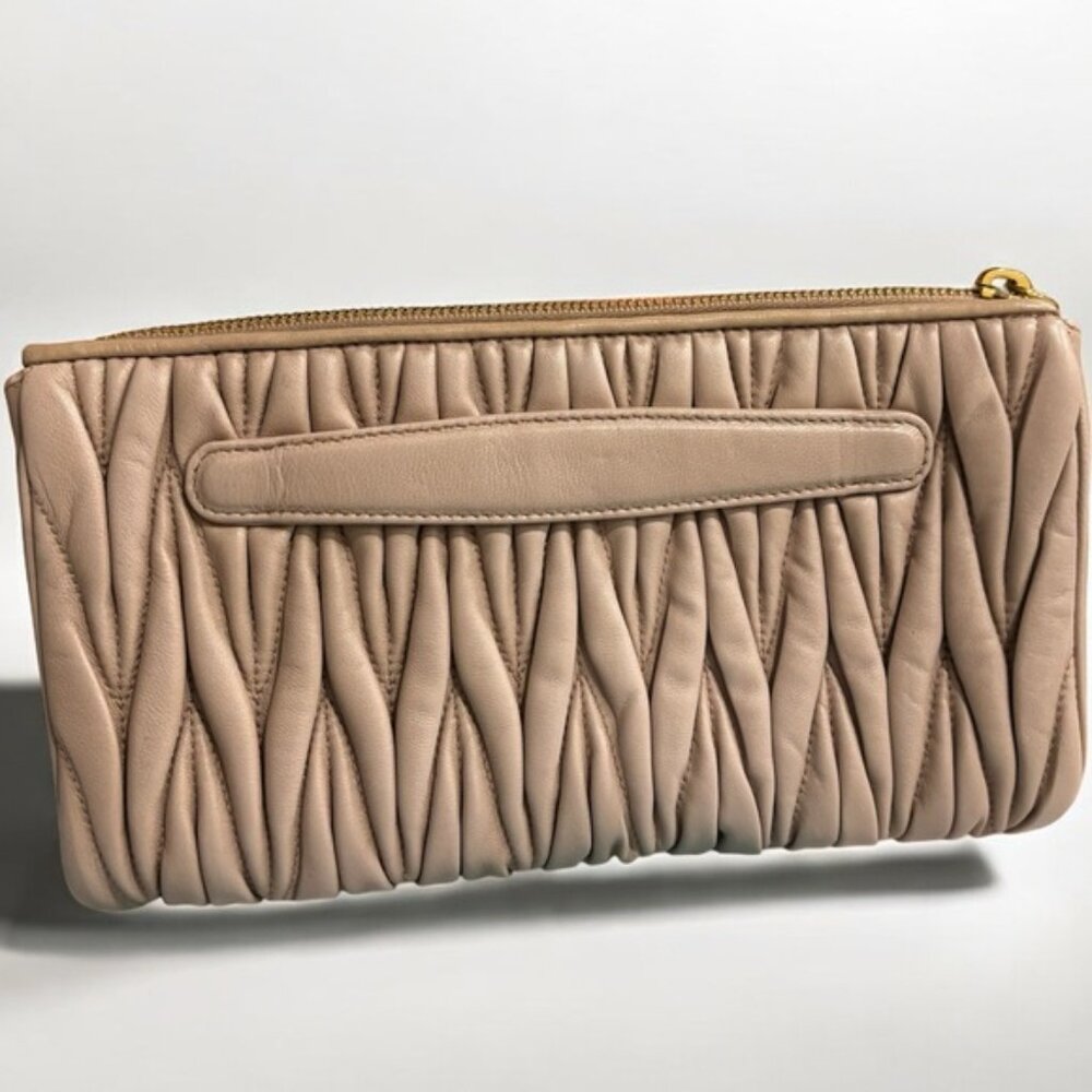 AUTHENTIC Miu Miu Beige Matelassé Quilted Leather Clutch with Gold Logo - Picture 2 of 8